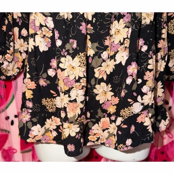 🩷🖤 Gorgeous Flowy Floral Top - Picture 5 of 7